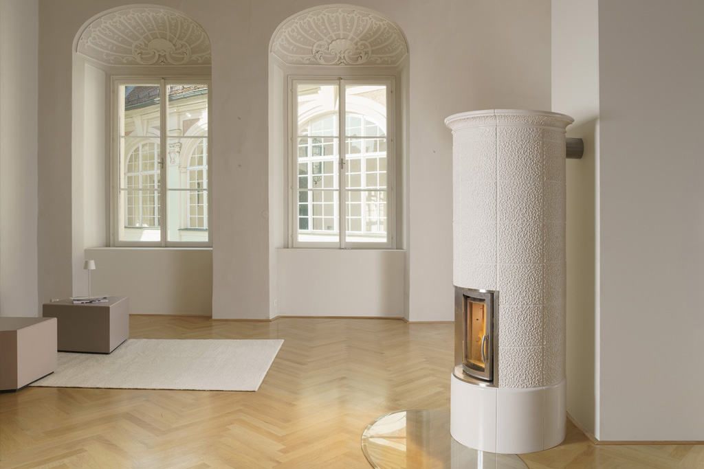 Moderner Kachelofen Sommerhuber Design als runde Säule